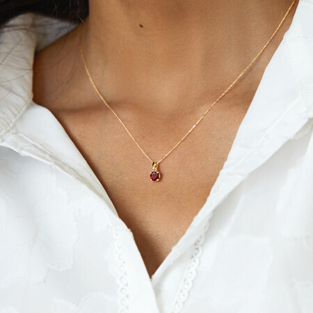 Pendant with Rhodolite Garnet in 10ct Yellow Gold Pendant with Rhodolite Garnet in 10ct Yellow Gold