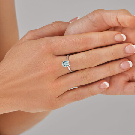 Ring with Aquamarine in 10ct White Gold Ring with Aquamarine in 10ct White Gold