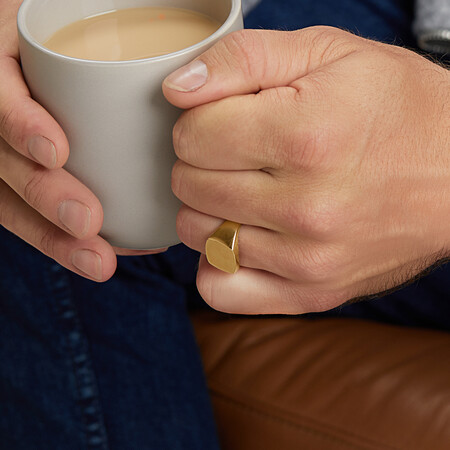 Men's Signet Ring in 10ct Yellow Gold Men's Signet Ring in 10ct Yellow Gold