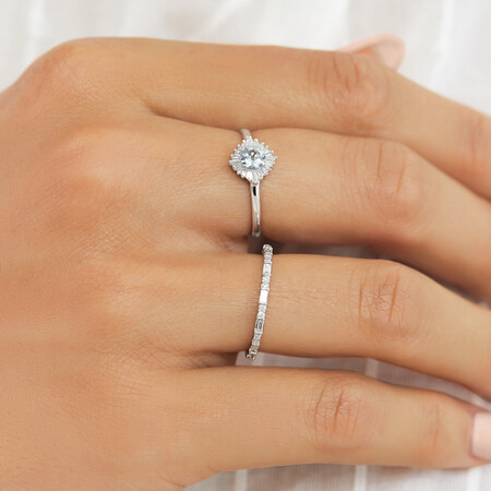 Ring with Aquamarine & Diamonds in 10ct White Gold Ring with Aquamarine & Diamonds in 10ct White Gold