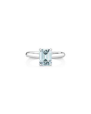 Ring with Aquamarine in 10ct White Gold Ring with Aquamarine in 10ct White Gold