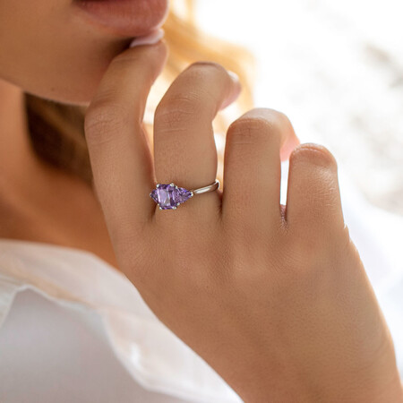Ring with Amethyst in 10ct White Gold Ring with Amethyst in 10ct White Gold