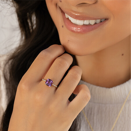 Ring with Amethyst & Diamonds in 10ct Yellow Gold Ring with Amethyst & Diamonds in 10ct Yellow Gold
