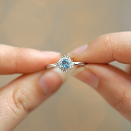 Ring with Aquamarine & Diamonds in 10ct White Gold Ring with Aquamarine & Diamonds in 10ct White Gold