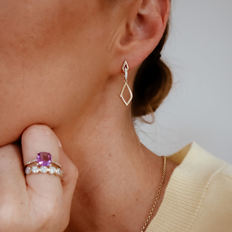 @holly.estelle drop earring styling look @holly.estelle drop earring styling look