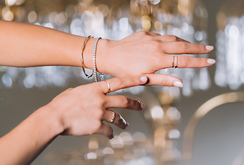 @alishayi modelling dainty rings @alishayi modelling dainty rings