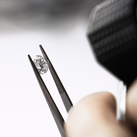 Behind the Craft: Michael Hill Solitaire Featuring Diamonds with the De Beers Code of Origin Behind the Craft: Michael Hill Solitaire Featuring Diamonds with the De Beers Code of Origin